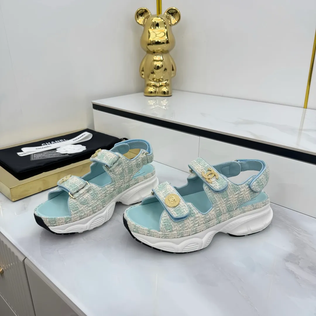 👟👟Ex-factory price 640👟👟 Top version... Chanel｜Chanel Xiaoxiang Velcro Beach Slippers Slippers Casual Beach Shoes 25ss Spring and Summer New Style! Beach shoes are a hit all over the internet! The latest model from the counter, I am still willing to buy it on my feet. It must be ranked among the most popular models. It is invincible in all seasons. Various bloggers and Internet celebrities can see the matching styles. Highly recommended. Pearlescent sheepskin upper, sheepskin lining, suede for feet. Original open-molded TPU outsole size: 35-40 (customized for 40 and 41). Full set of original packaging 👉 👉 👉